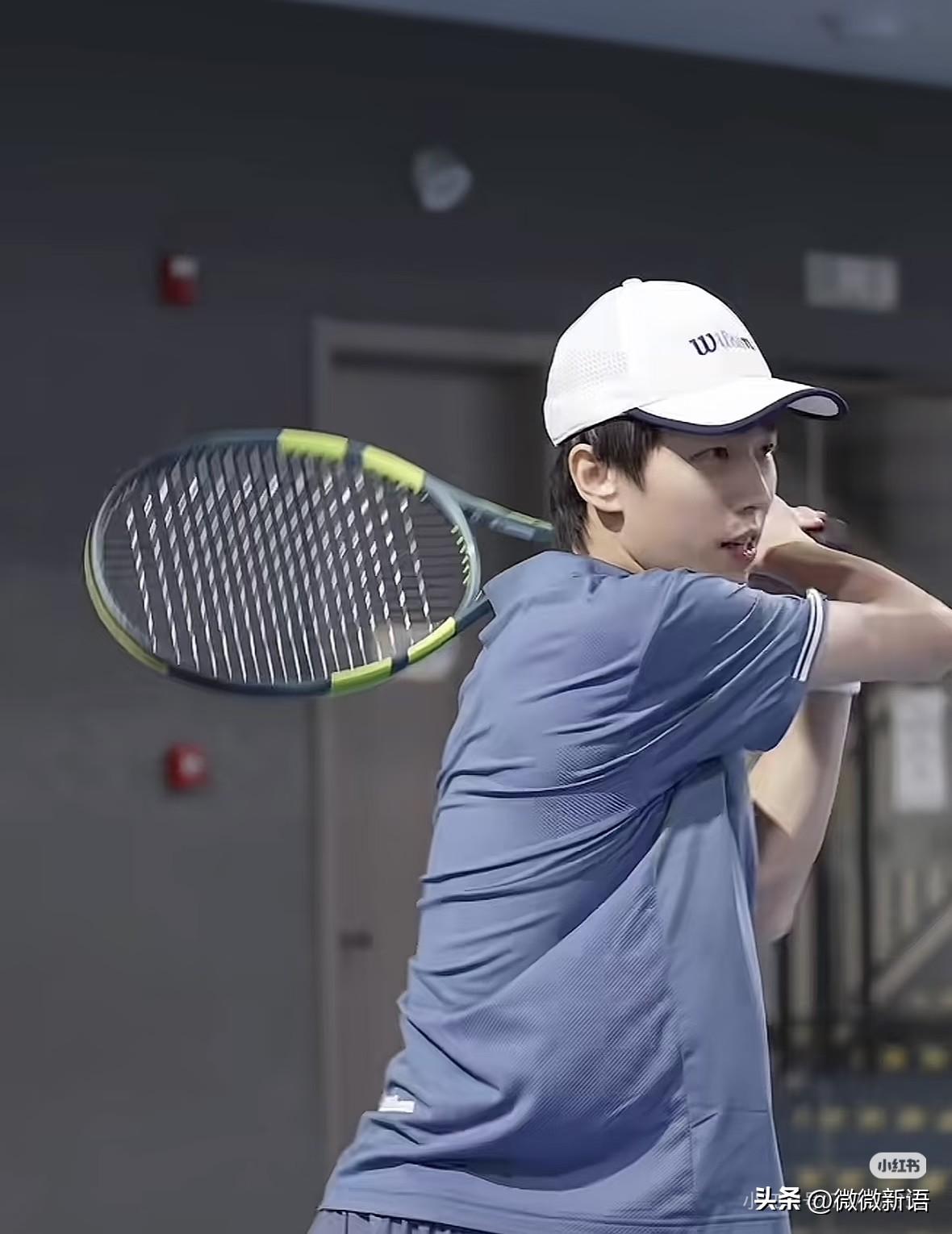 林高远也在学打网球了。
现在林高远也不参加国际比赛了，开辟了就新赛道，自从看了许