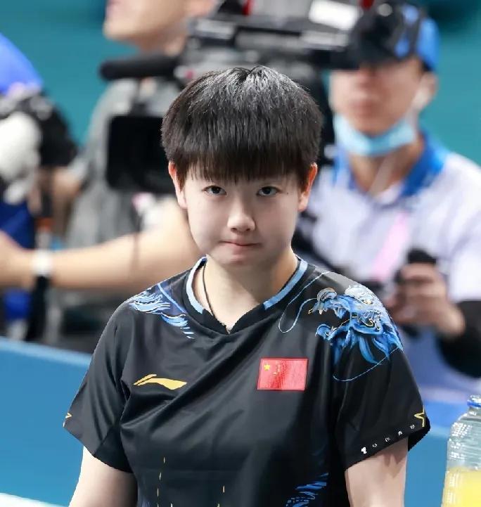 哈哈，爱了爱了，
我也是因为她可爱才喜欢她的。

国乒现身成都某公园参加活动，