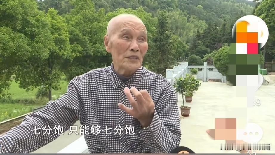 这样的百岁老人才让人羡慕，值得努力学习，100多岁了，耳聪目明，说话声如洪钟，低