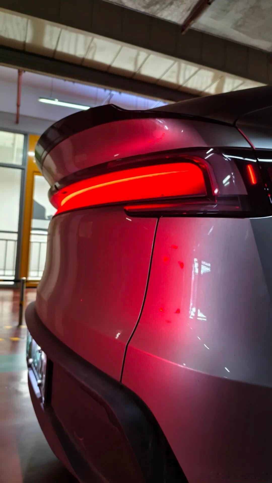 特斯拉Model Y的这个漫反射贯穿尾灯成本控制得很好，效果也不错大V聊车