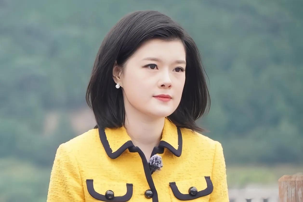 提起央视的主持人，邹韵不算传统意义上的大美女，但气质远超李红
说起央视主持人，大