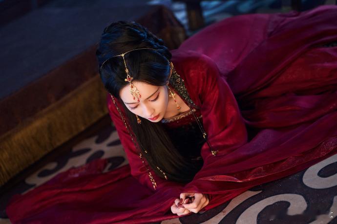 孟子义暂别尚公主暮晚摇孟子义暮晚摇红梅白氅尚公主杀青 《尚公主》正式杀青，孟子义