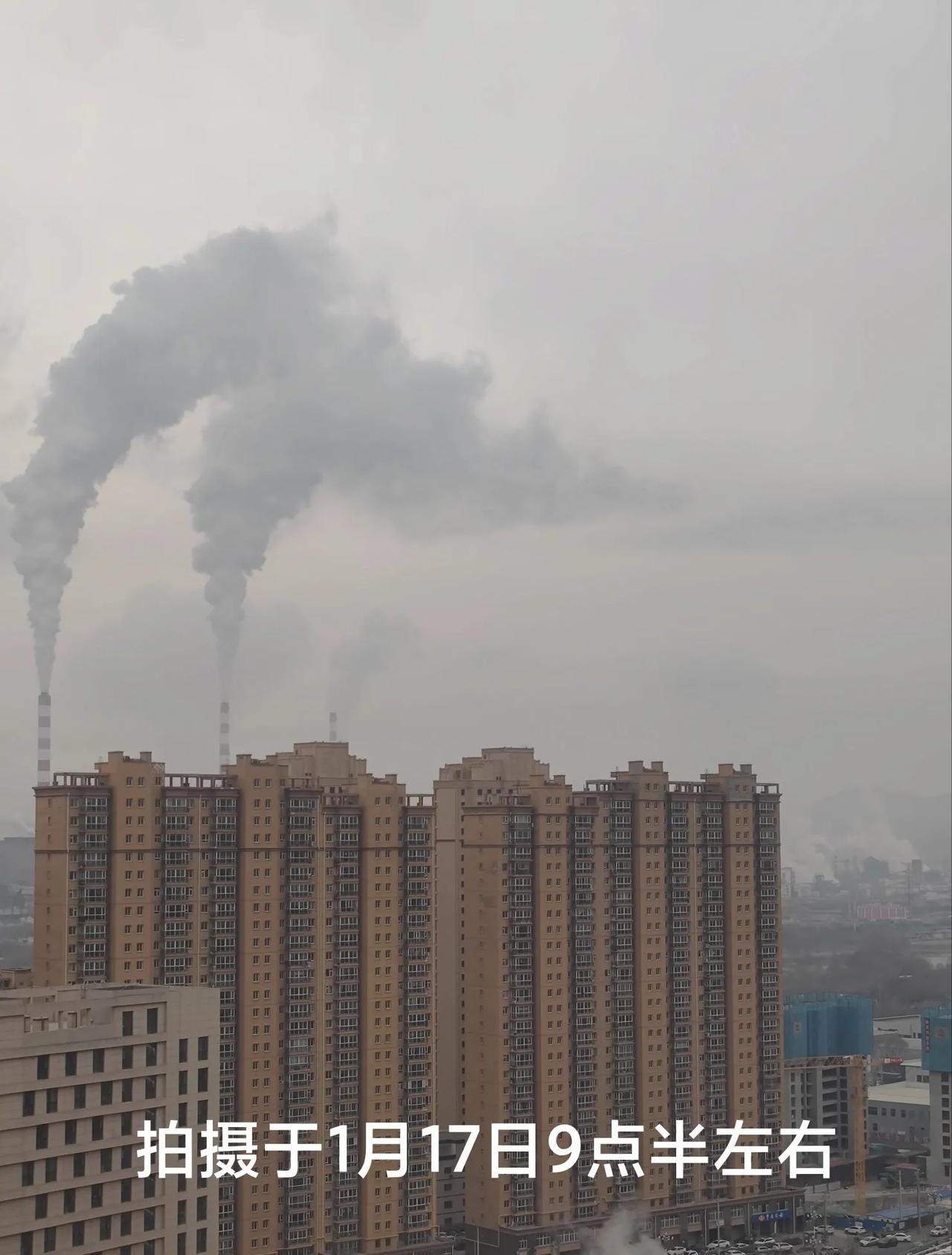 今天兰州的天空是“酱紫”的。
春节的脚步越来越近，可是今天兰州的天气阴沉沉的，都