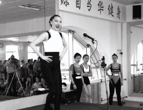 2001年，被誉为“初代健美女皇”的马华突然因病去世，但奇怪的是，当时她的身体上