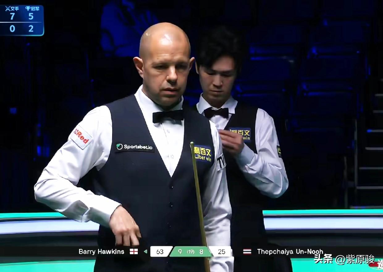 巡回锦标赛，霍金斯10-8战胜塔猜亚，晋级8强；希金斯6-2领先马克·威廉姆斯。