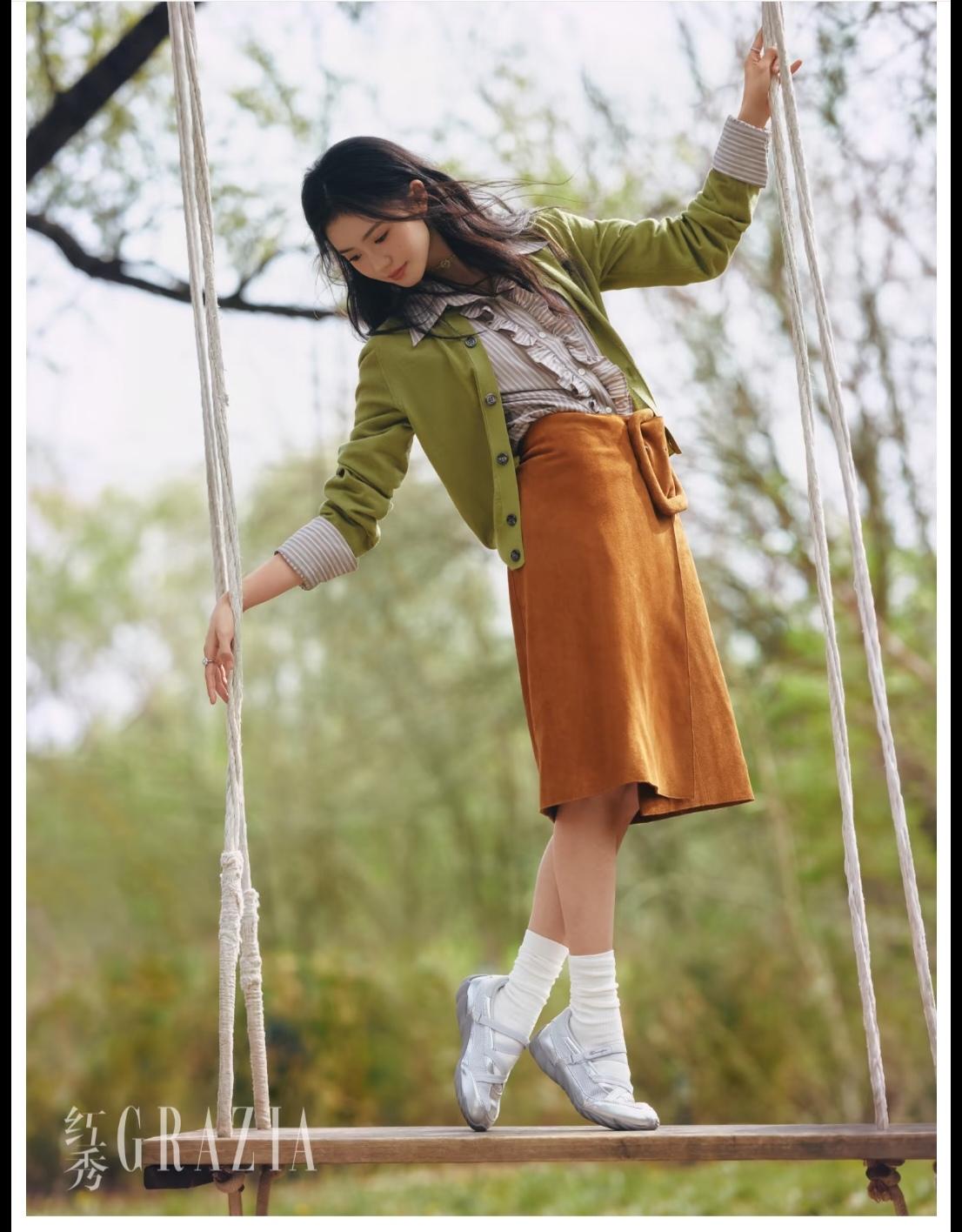 刘浩存，脚上这鞋貌似和衣服不太搭。