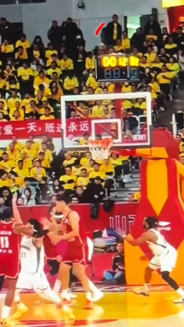 海龙，今晚最后一点二秒的压哨球怎么打进的？好多朋友在问，换个角度看一下，偷袭。