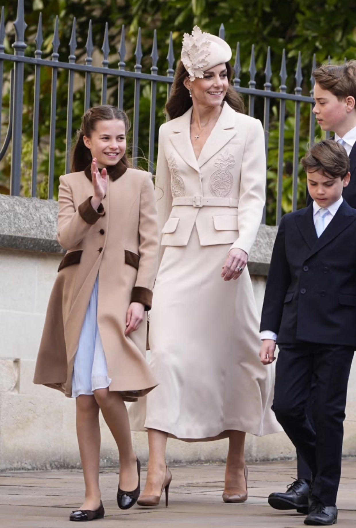 最新：威尔士一家出席今日复活节教堂礼拜活动~katemiddleton