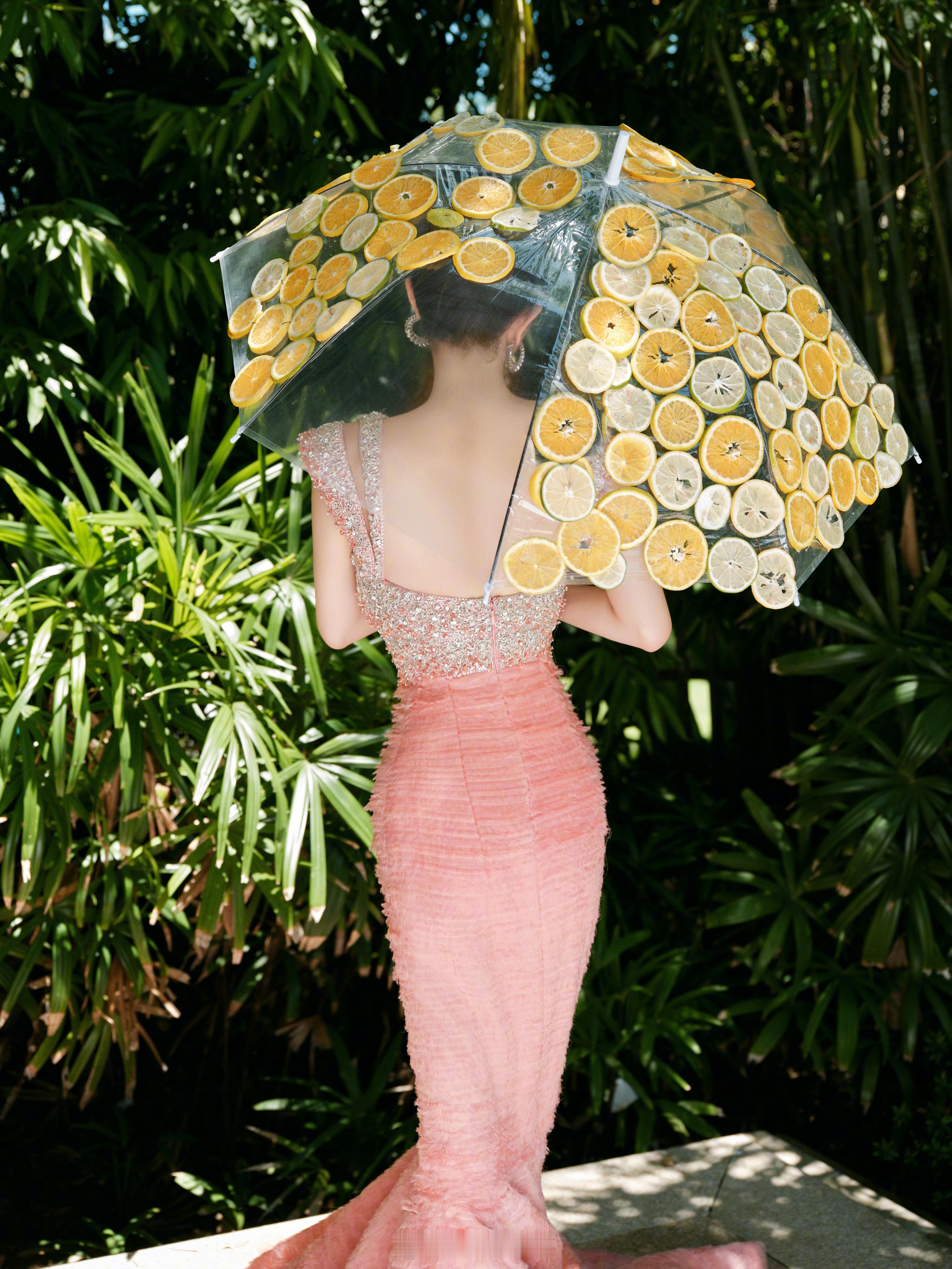 #杨幂露背鱼尾裙# ​​​#杨幂粉色鱼尾裙背影slay# ​​​ 杨幂身着露背鱼