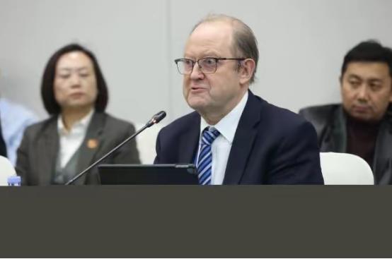 别天真了，美国不动手绝不是因为心善！英国专家最近捅破了一层窗户纸，听完让人后背发