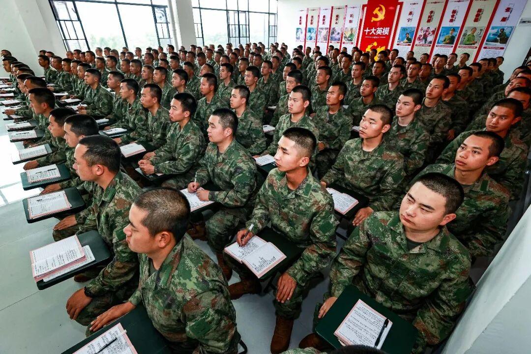 军考物品携带：准考证、士兵证（军士证）、黑色中性笔、2B铅笔、直尺、圆规、三角板