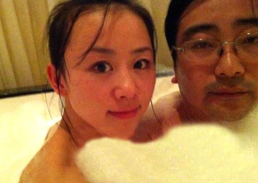 2013 年，26 岁女主播纪英男实名举报男友：自 2009 年起，对方包养自己