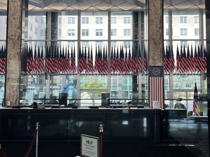 美国国务院大厅曾经展示着大约200个国家的大使旗，这些国家是美国与之保持外交关系