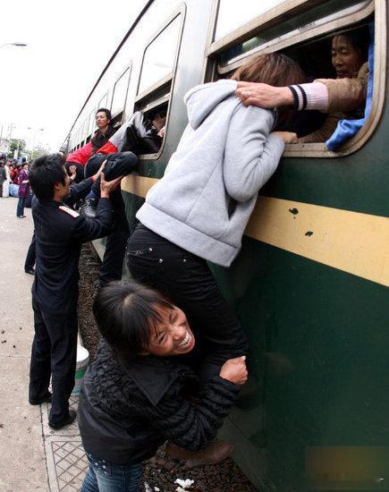 2010年1月25日，东莞东火车站，一些乘客从车窗爬上列车。 