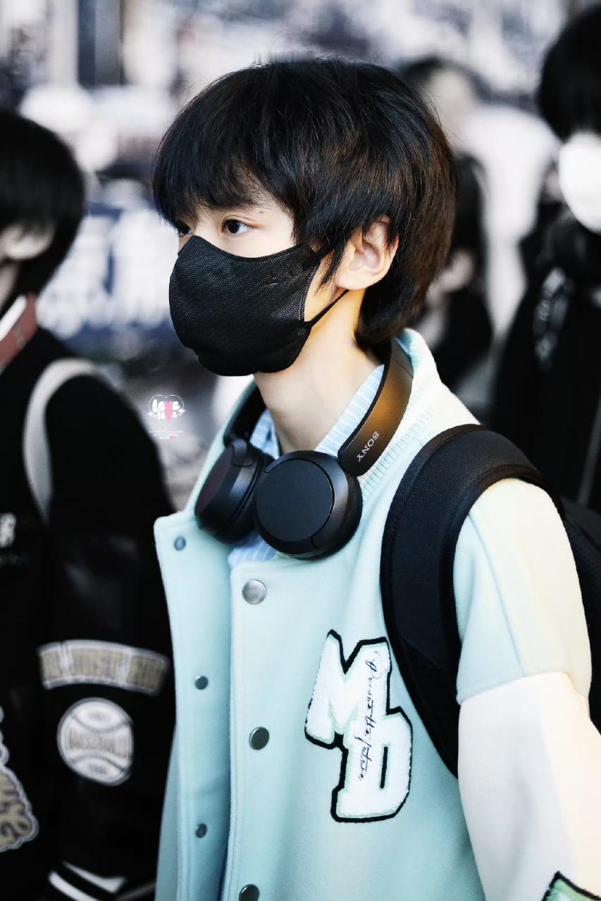 高铭阳五代出发去新音了 那就来期待一下这个五代唯一视觉中心 拥有萌萌狗狗眼的可爱