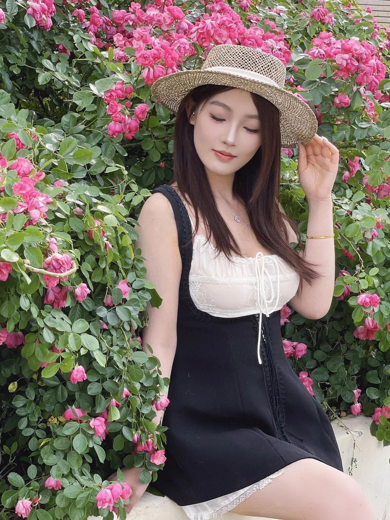 红棕长发温柔垂落，头戴草编帽清新又灵动，眉眼清甜温婉，笑容明媚治愈。
黑白搭配的