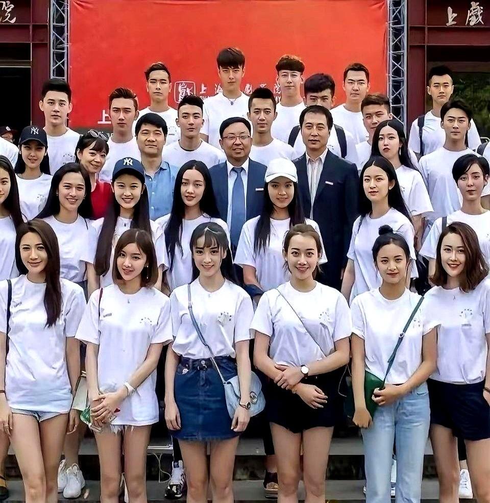 翻到田曦薇那张毕业合影，才知道有些人为什么总能在人群里先被看见。
没有浓妆和包装