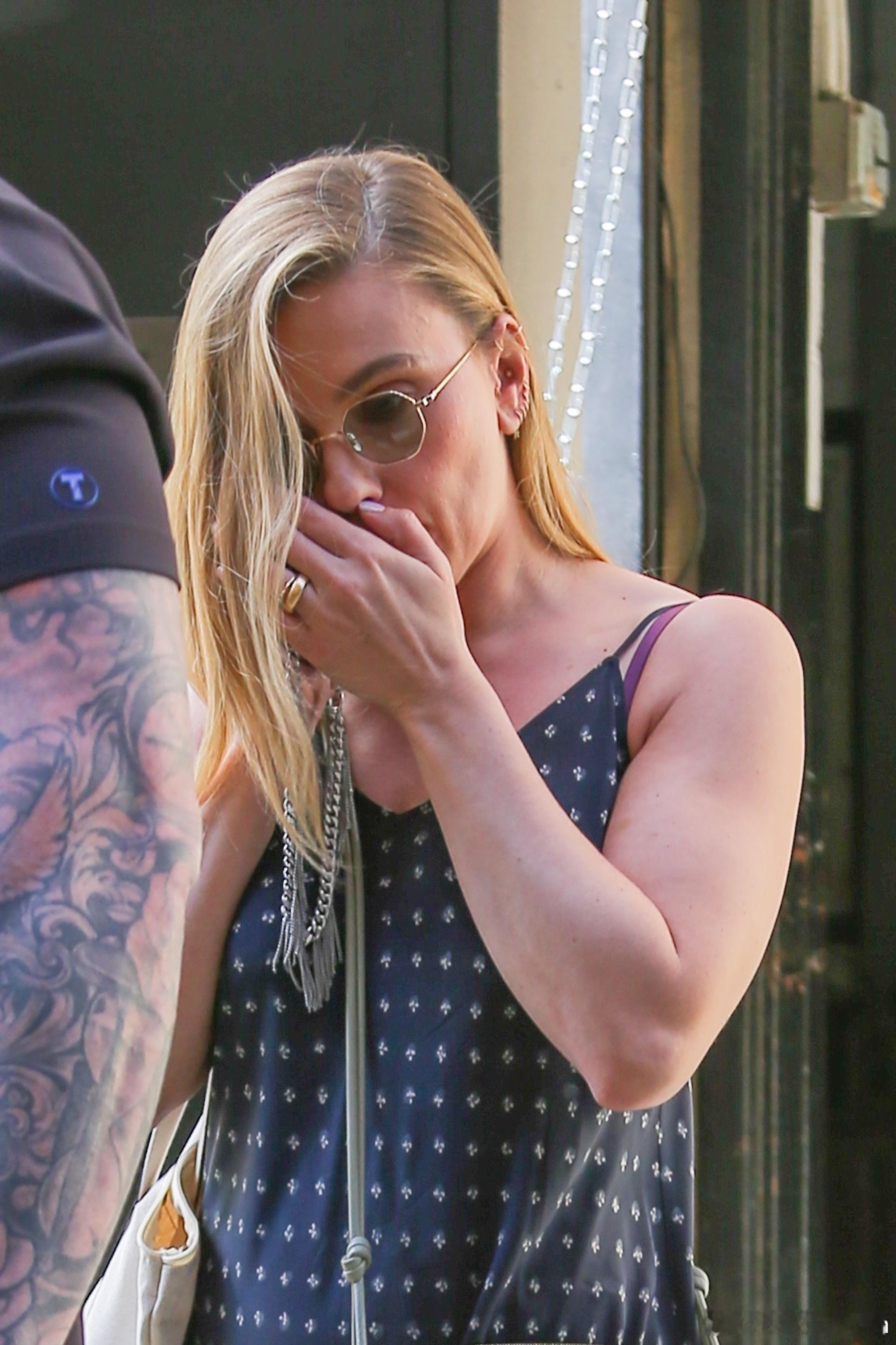 scarlett johansson斯嘉丽约翰逊在纽约外出，挎着两个包低调现身 