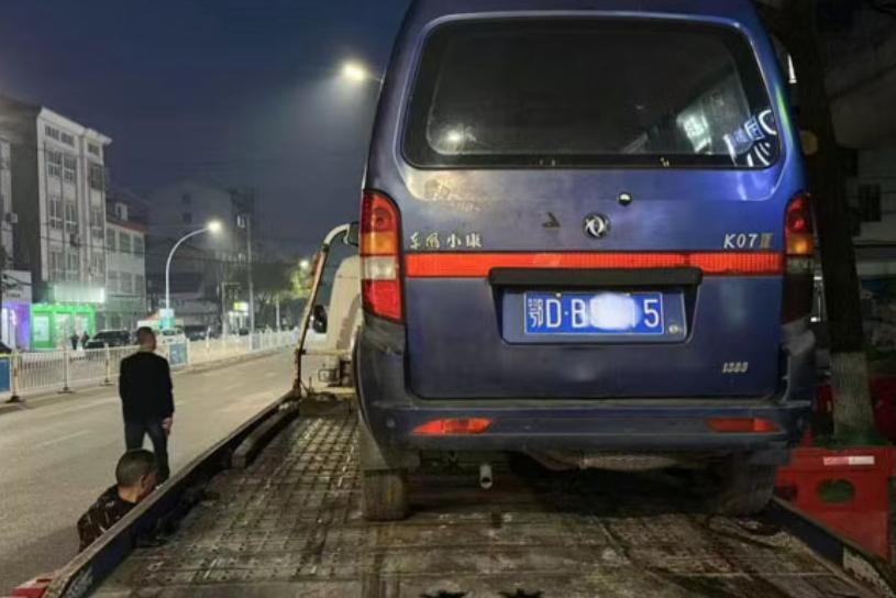 公共车位屡被霸占，荆州交警出手整治，僵尸车再也无处藏身
城市公共停车位本就紧张，