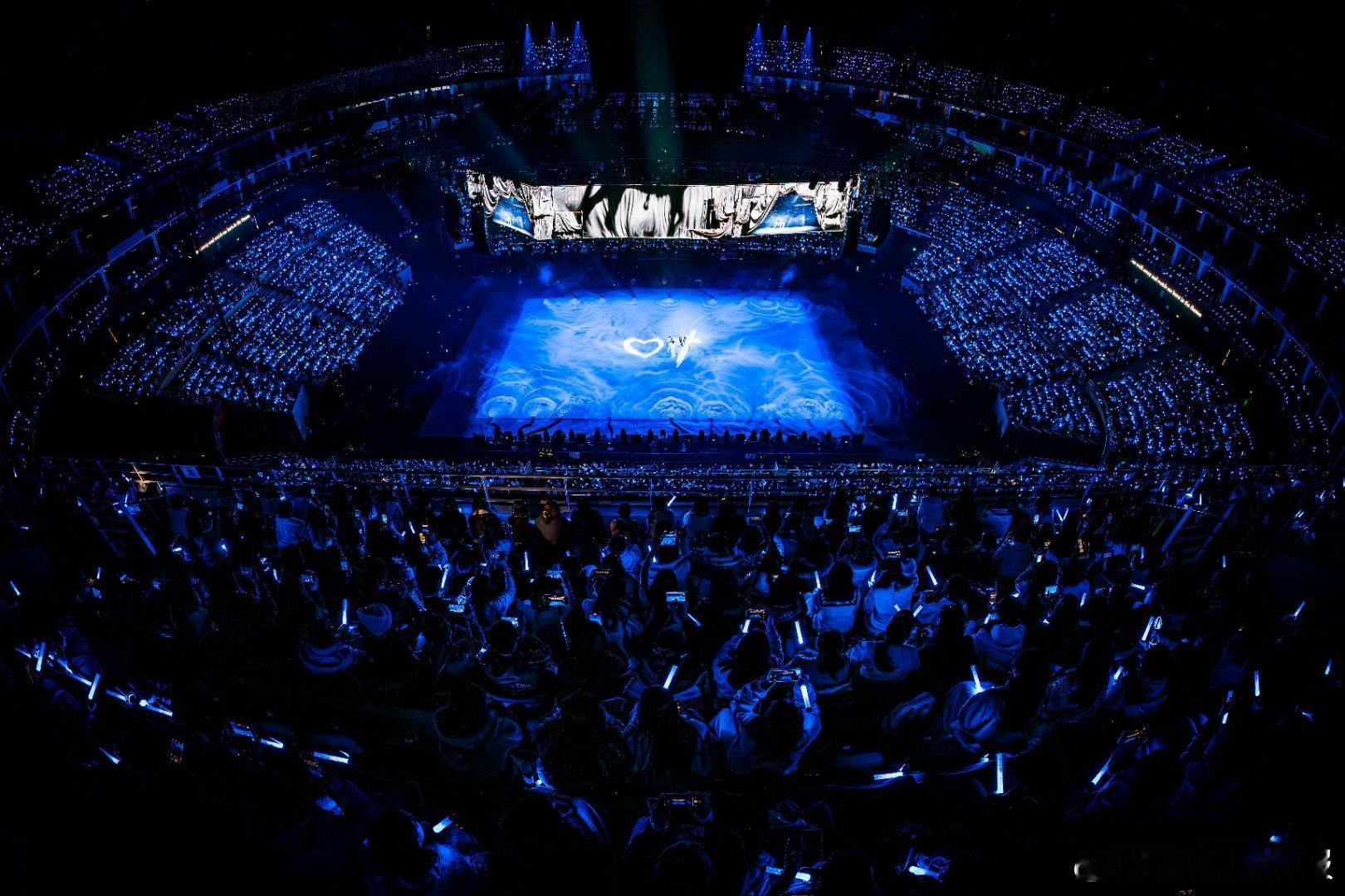 周震南演唱会像奥运会开幕式  全程沉浸式体验！既有艺术展的细腻，又有奥运开幕式的