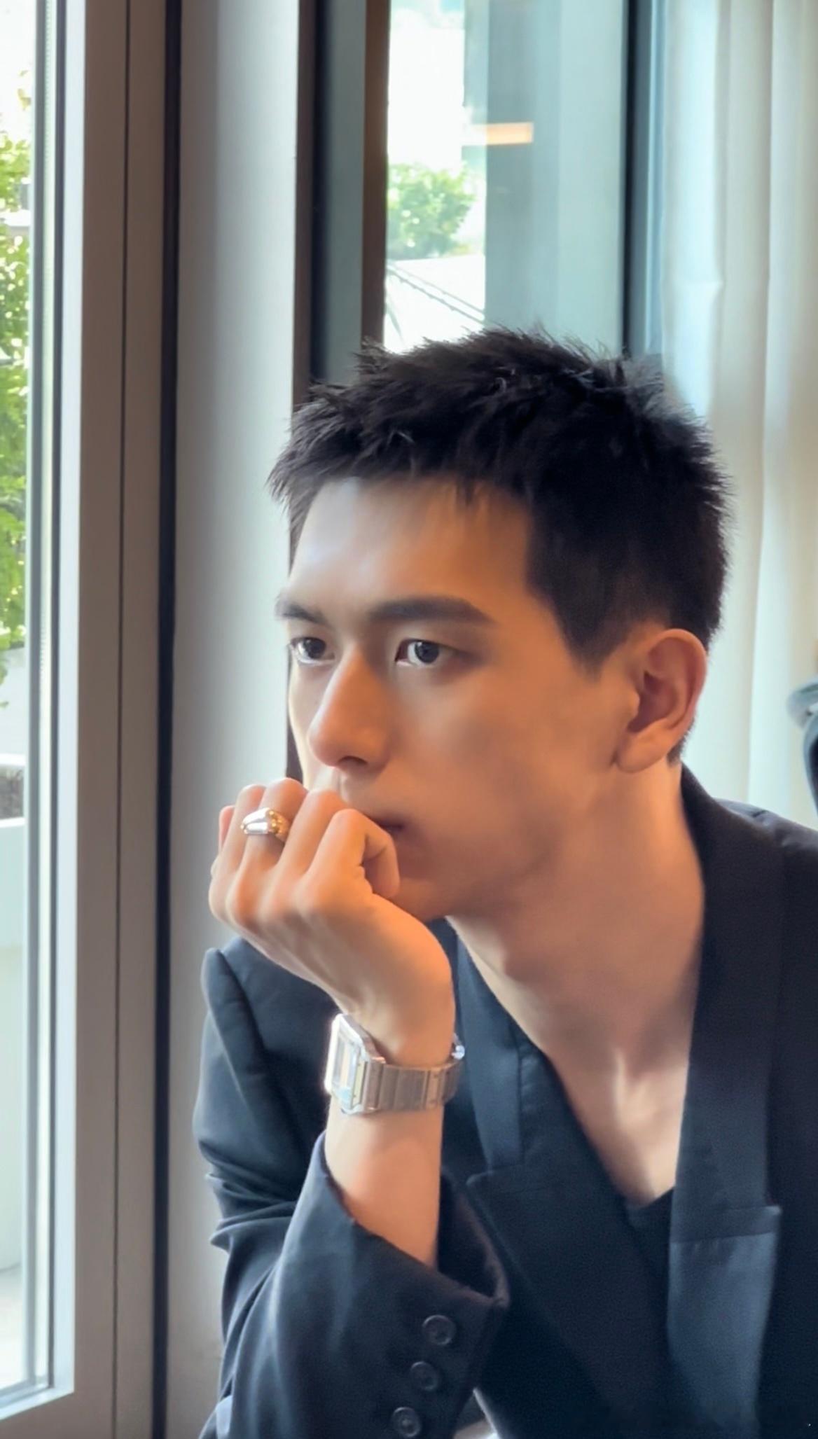 #李现清爽寸头##李现又剪短发了# 李现今日以清爽寸头亮相，再次短发的他帅气逼人