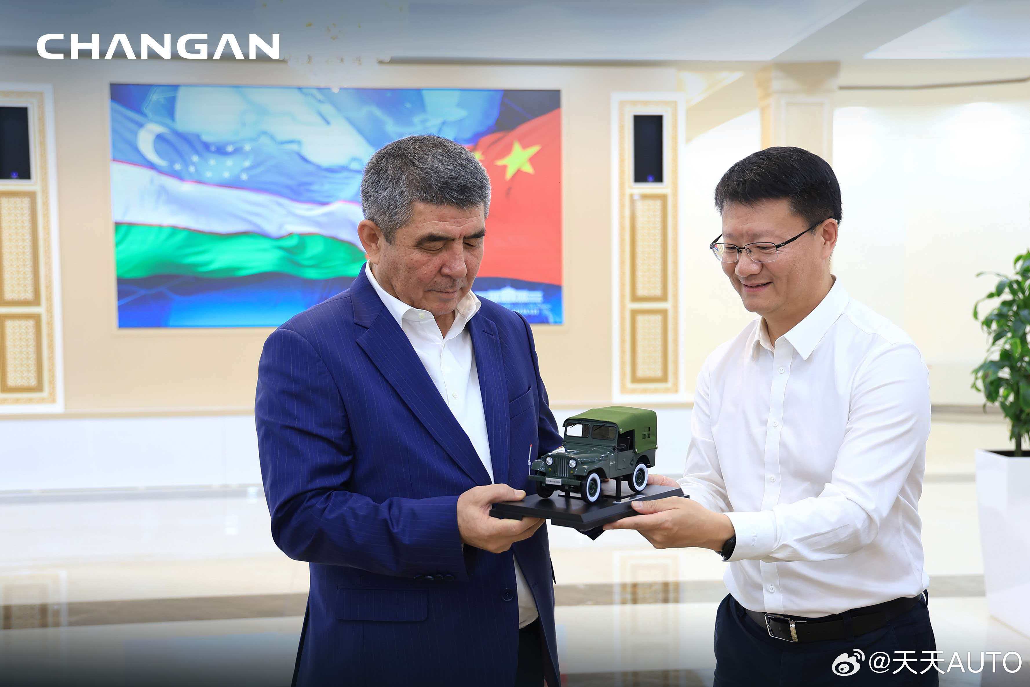 新华AUTO:长安启源全新Q05乌兹别克斯坦闪耀上市全球化版图再进一步驭见世界，