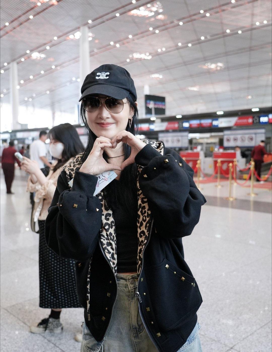 赵子琪这段也太可爱了吧！机场见粉丝以为是经纪人安排的，还刚get到“饭撒”的意思
