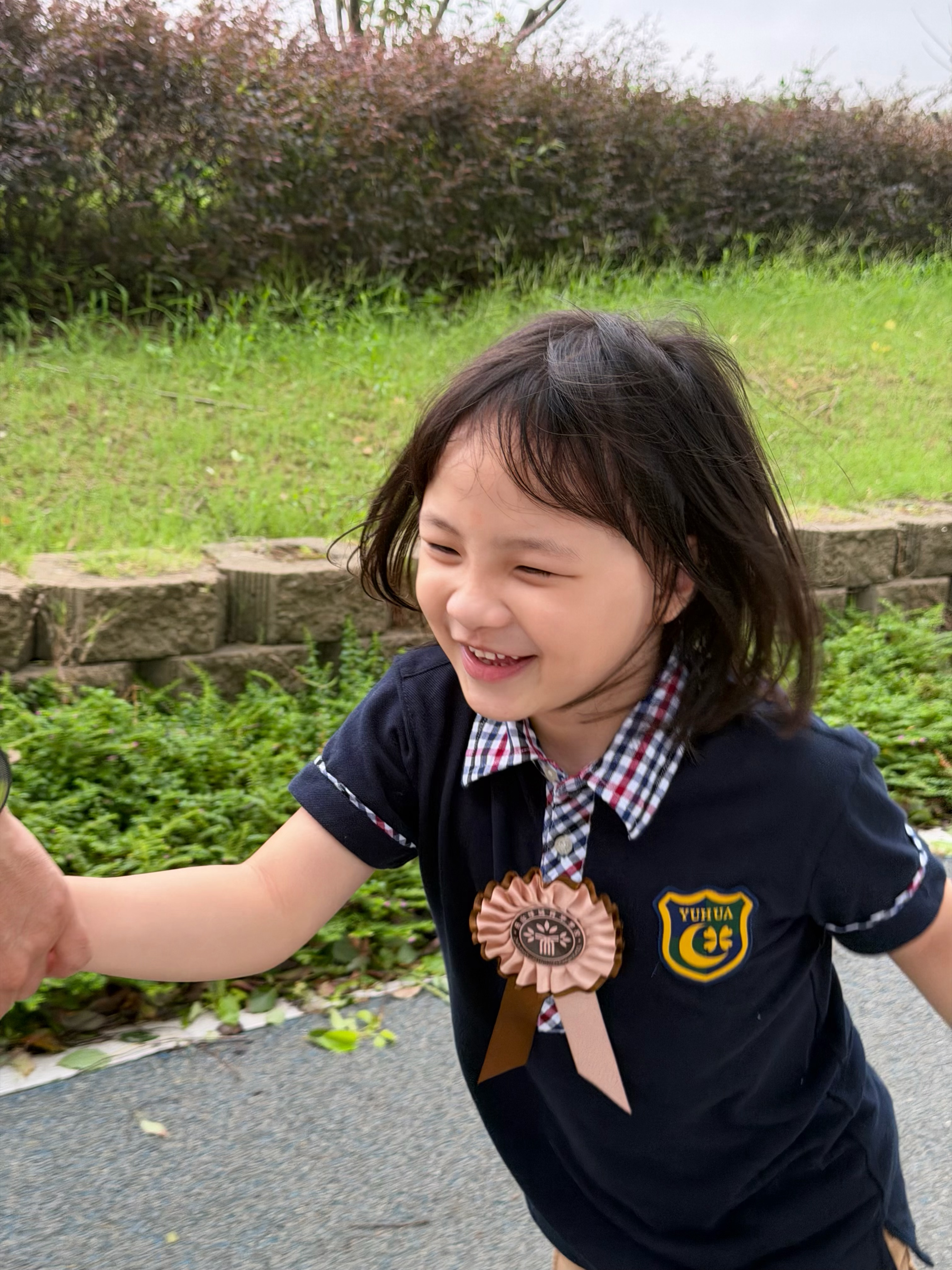 小学丘放学啦！在学校吃完晚饭出来的问她今天在学校好吗？她先是憋着嘴说不好我说哪里
