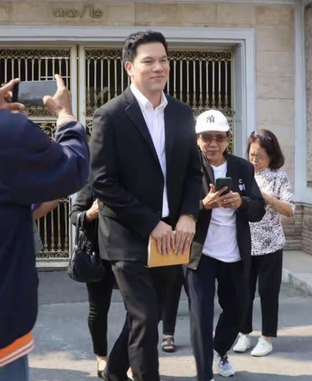 他信鼓励候选人，班通达去活动现场助力，阿努廷挺忙的