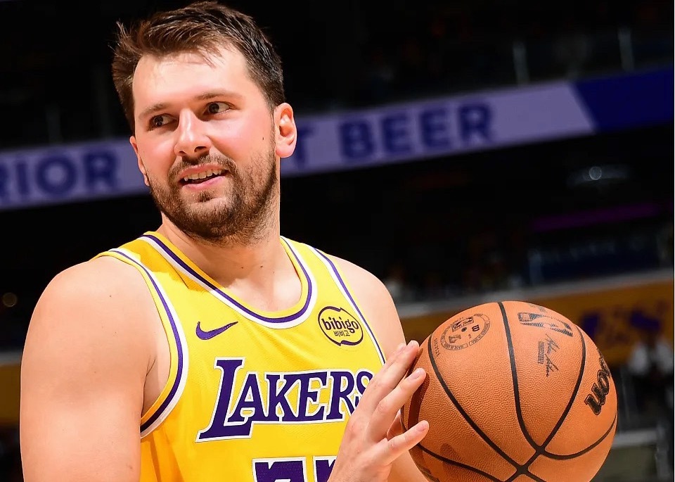 NBA常规赛继续进行，湖人主场116-99大胜篮网。东契奇延续了近期的火热状态，