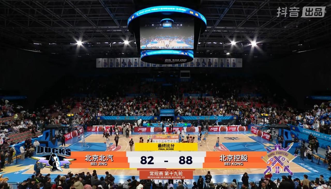 陈盈骏没篮子，
杰曼没篮子，
复出的赵睿同样也没篮子，
复出的曾凡博背着北京男篮