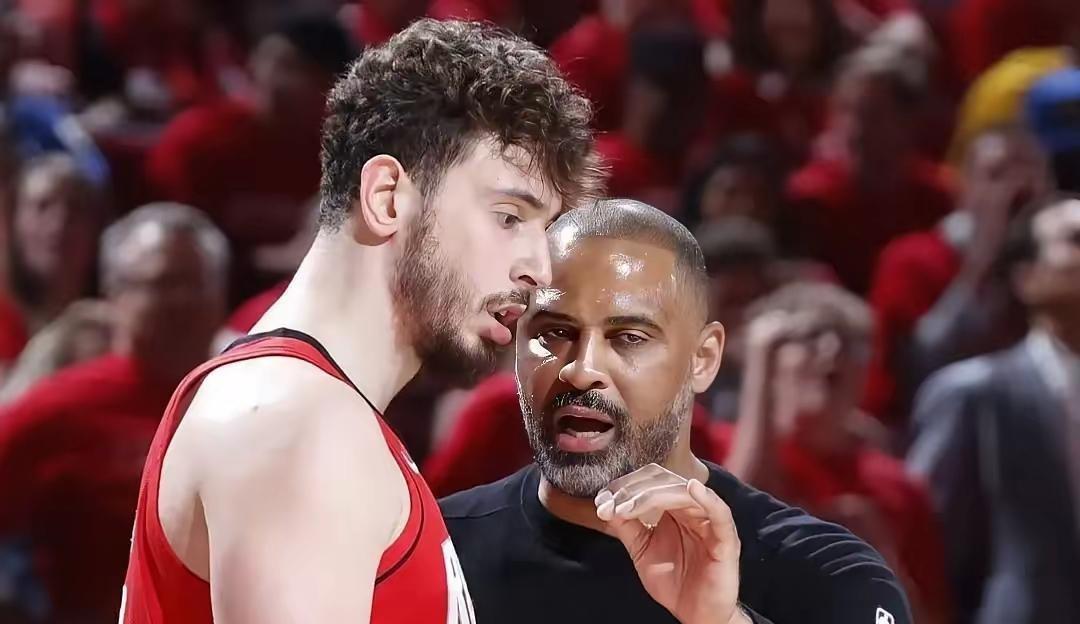 西部第9的火箭，正在悄悄进行一项比赢球更重要的实验。
管理层嘴上喊着“冲击前八”