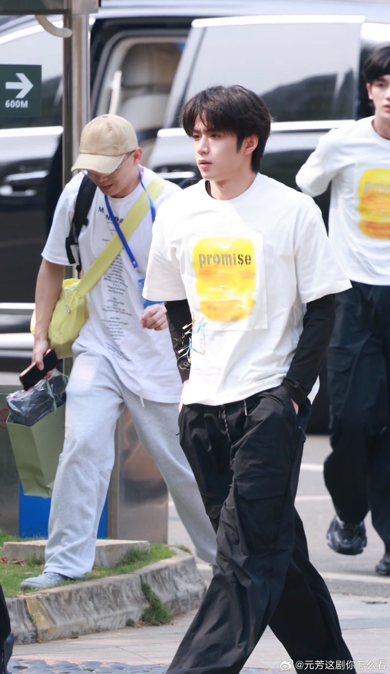 时代少年团跑男上班时团奔跑吧上班路透奔跑吧 阳光正好，少年登场。白T发带的搭配太