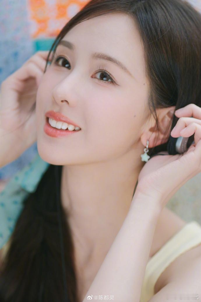 陈都灵夏日甜心氛围感陈都灵的水果系少女感被陈都灵这组照片狠狠圈粉！淡黄色吊带裙自