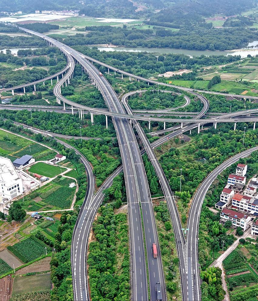 14亿中国人养不起高速？8年亏空6万亿，美国高速免费却能盈利，美国的高速随便上，