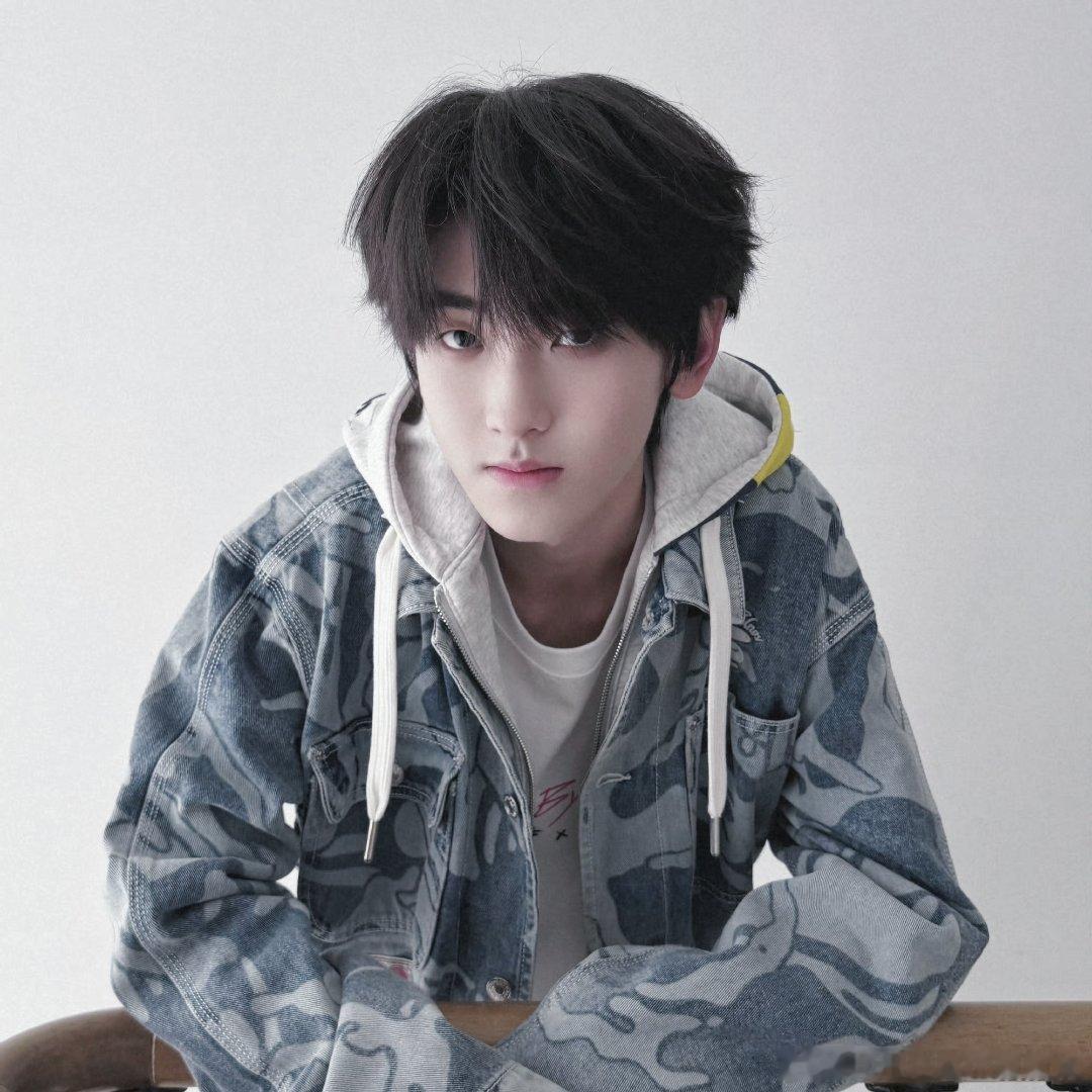 左奇函 🦔左奇函 秀感雷达 🦔左奇函 一起做勇敢的人“你像我迷茫的青春中唯一