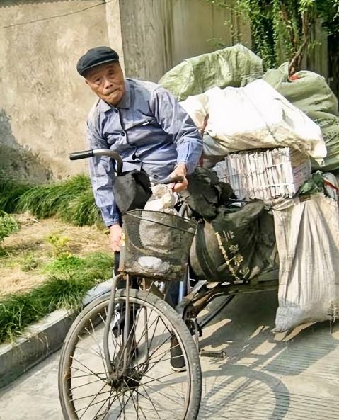 1974年，被劳教24年的抗战英雄重获自由。靠蹬三轮车，他一天能赚1块2毛钱。但