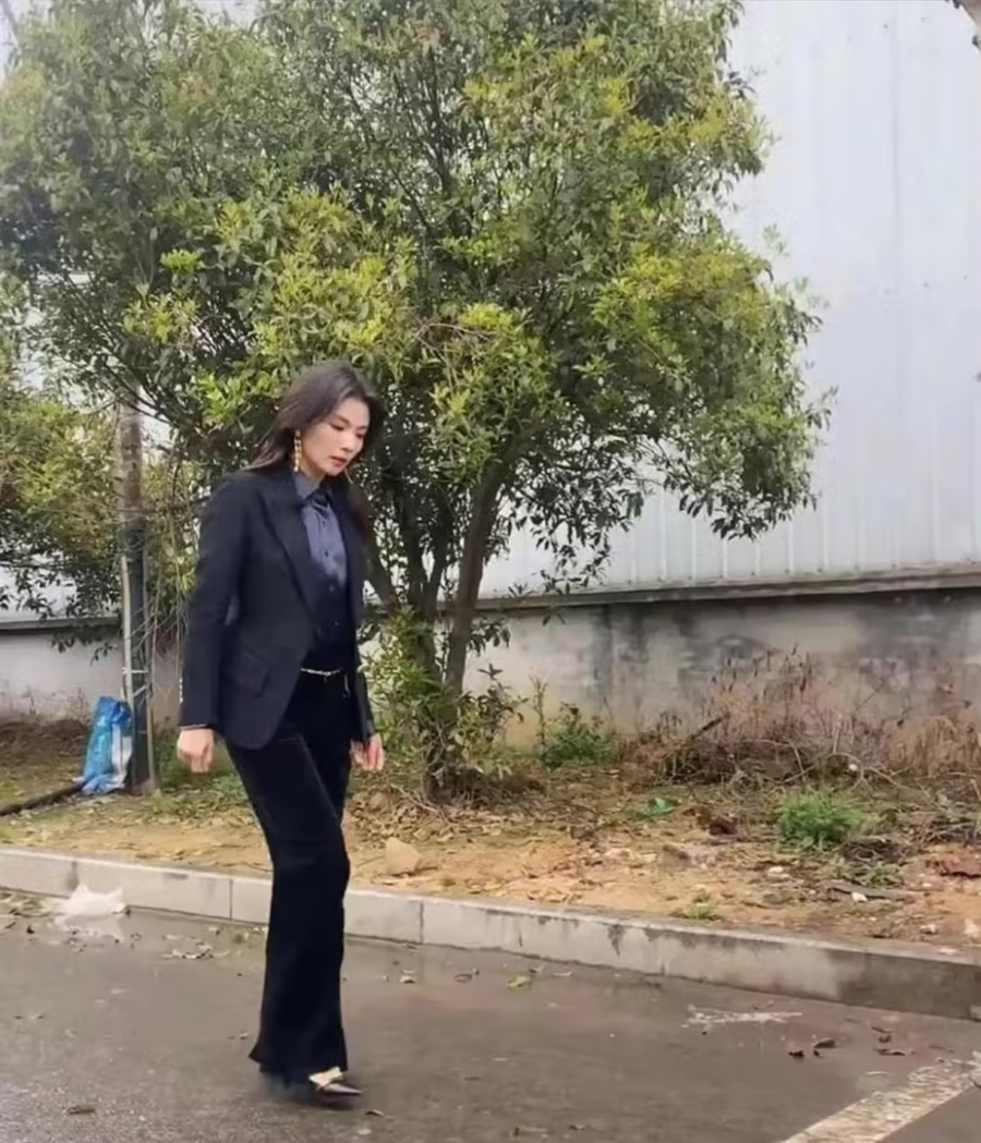 街边偶遇46岁刘涛，无美颜生图曝光，这才是女明星的真实状态 