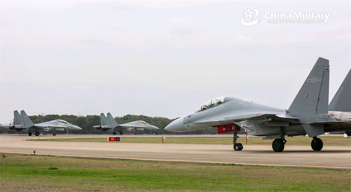 “杜凤瑞大队”歼-16烽火问鼎计划制胜空天