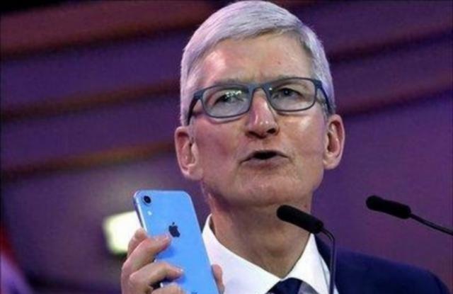 美国彻底慌了？苹果CEO库克抛出惊人言论，振聋发聩！他说：“我们死守中国制造，不