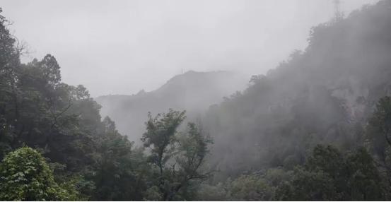 泪目！6 名退休老师去贵州旅游，突遇大雨，在一农户家躲雨，主人家做了 9 菜 1
