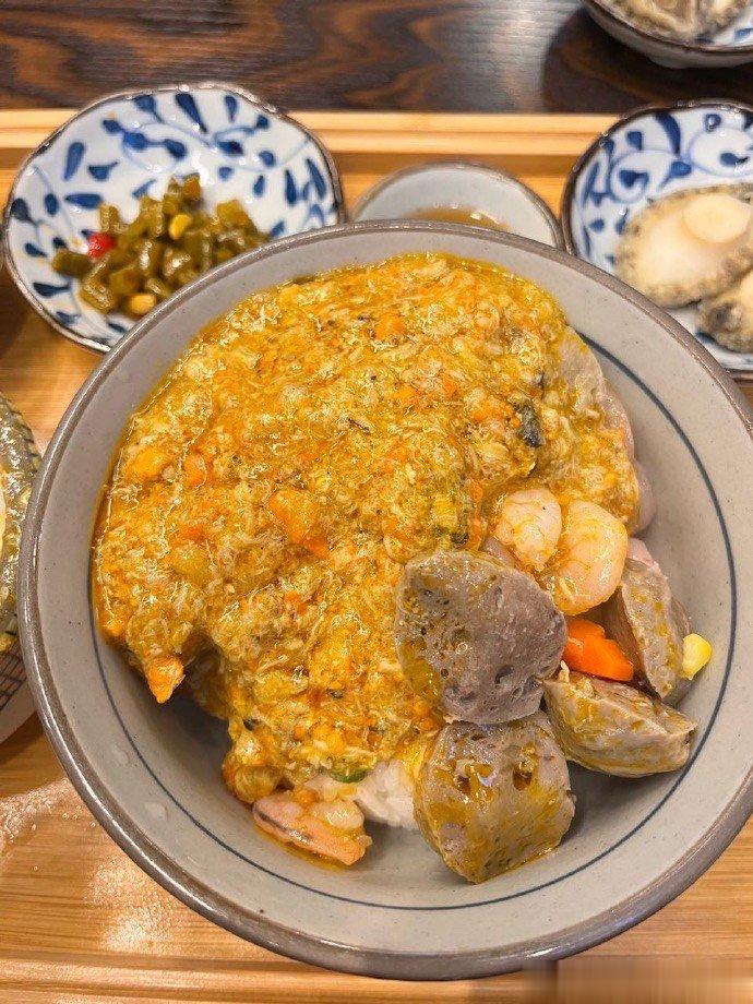 请大家吃蟹黄拌饭 特别美味谁懂 ​​​