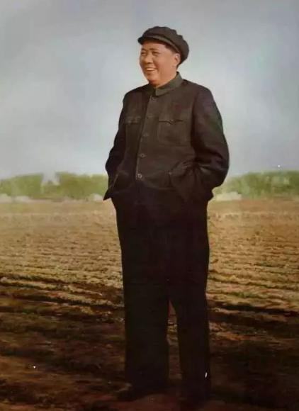 毛主席曾经说，蒋介石是坐在山头摘桃子，不过老蒋怎么摘也摘不到。
 
抗战打了8年