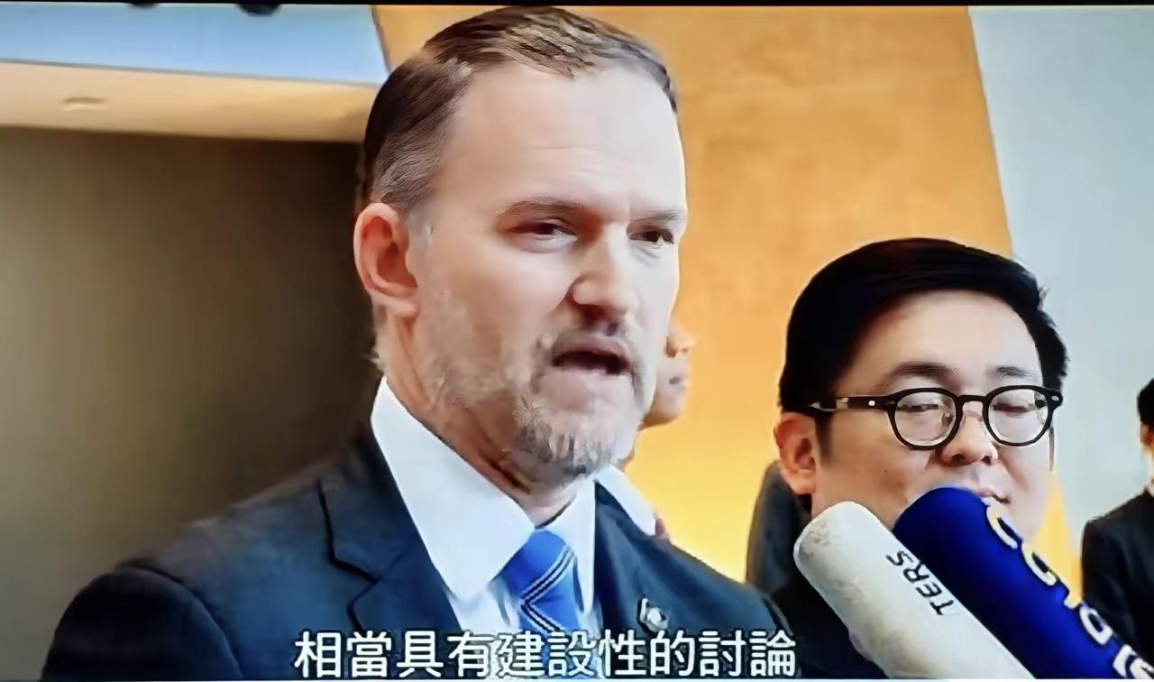 中美经贸磋商第二天突发状况！美方代表没开完会就拎着文件离场，现场记者举着相机的手