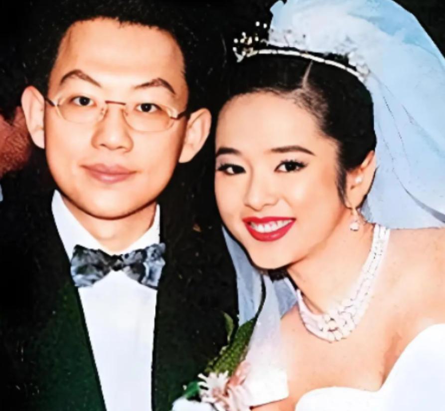 1995年，叶蕴仪拒绝了苦追她三年的林志颖，转身嫁给了千亿富豪的陈柏浩，婚后的第