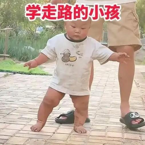 万万没想到！广西，一位爸爸教自家宝宝学走路，宝宝很想走路，但又不敢自己走，家长就