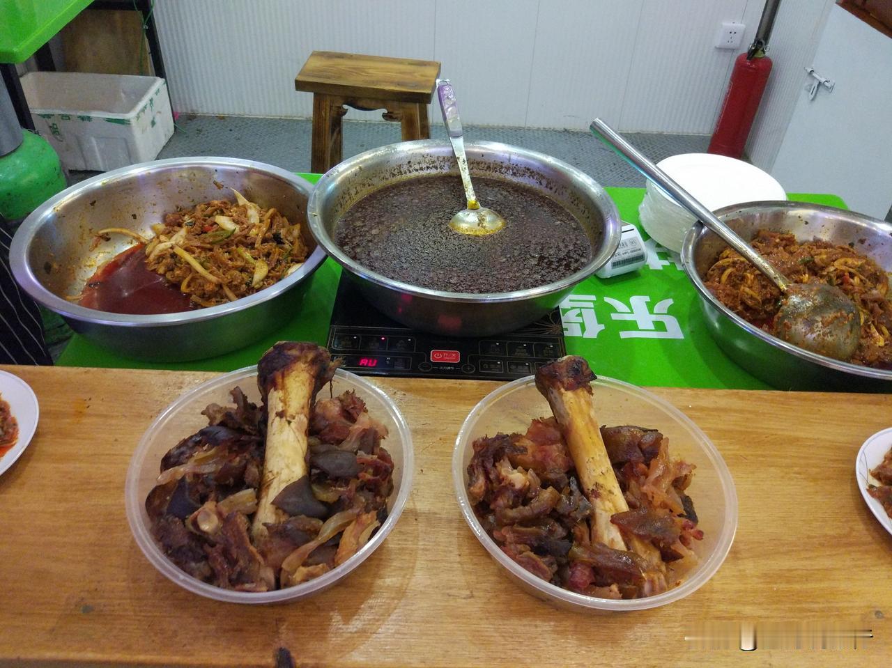 #来新疆你最想吃哪一种美食#新疆，那片神秘而迷人的土地，拥有着数不尽的美食诱惑。