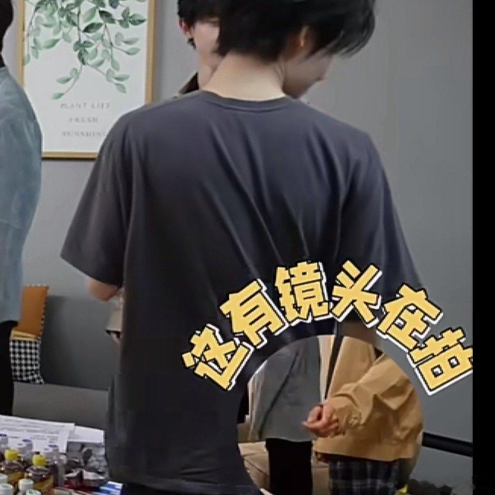 张真源在物料里摸马嘉祺屁股，他们现在怎么卖的这么狠在镜头前都这样，是怕没热度吗 