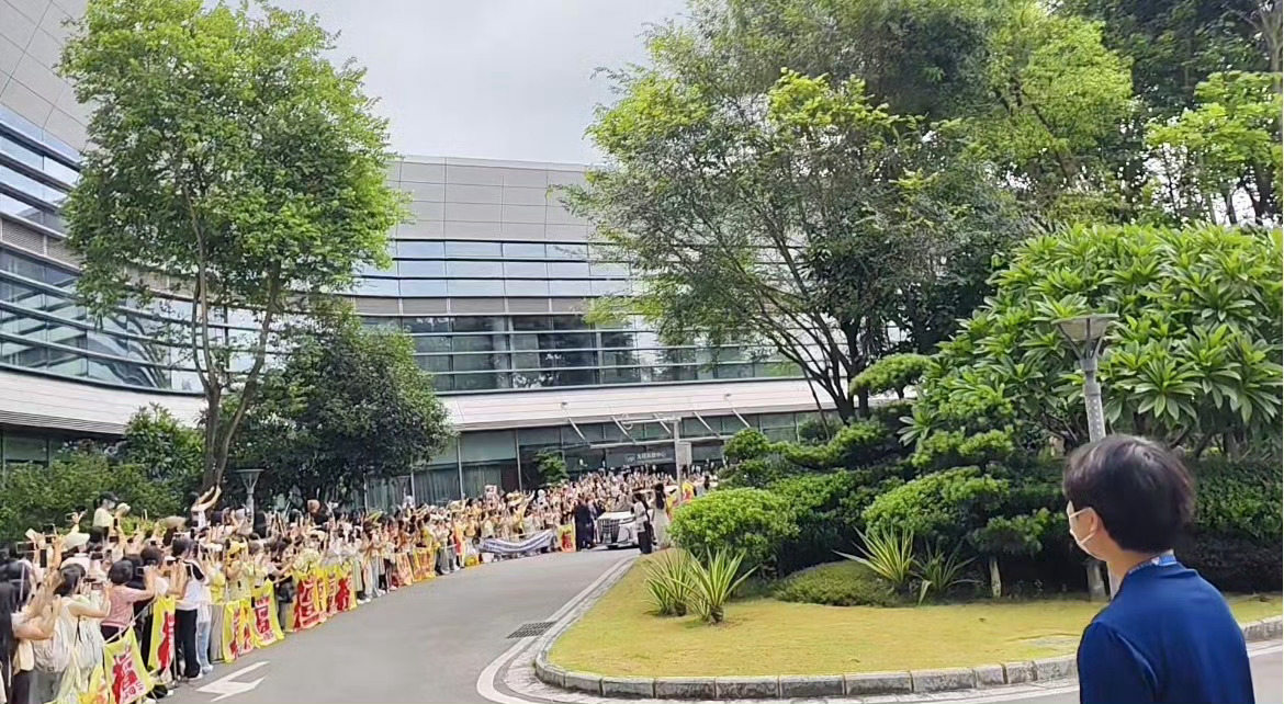 檀健次柳州接机排面 难得回来一次大广西，接机排面必须支棱起来，广西人民真的好爱檀