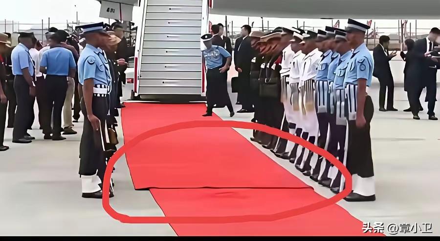 印度金砖会议，这是迎接外国领导人现场，有人说太寒酸了，连地毯都是拚的，太穷了，但